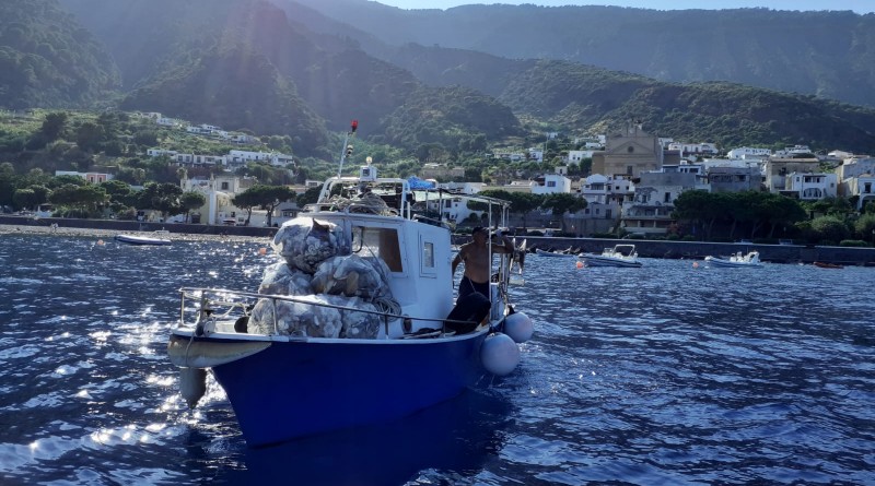 1-pescatori-allopera-lungo-le-coste-per-la-raccolta-di-marine-litter-con-il-flag-isole-di-sicilia